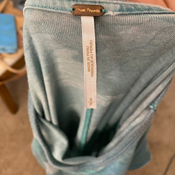 Free People Women Faded Camo Raw Hem Relaxed Crew Neck T-Shirt Green Khaki Small - Picture 9 of 10